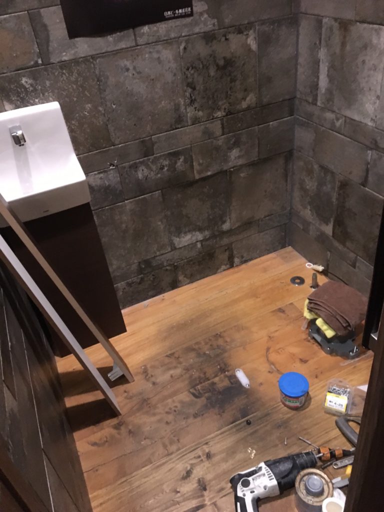 トイレ交換・棚造作しました～