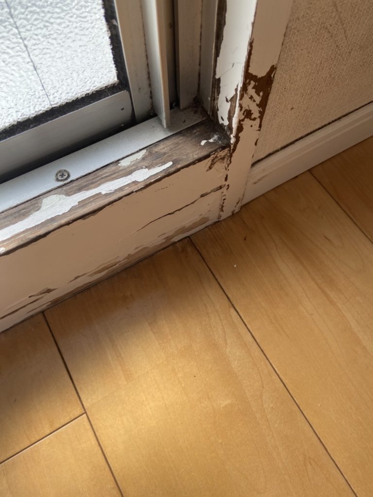 窓サッシまわりの木部塗装
