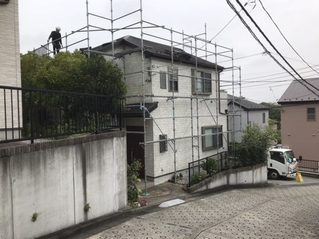 足場着工
