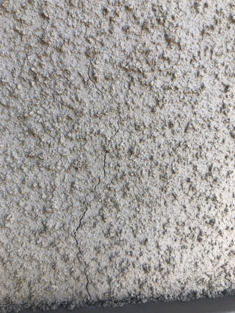 モルタルのひび割れ